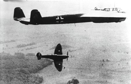 Eine Do17 und eine Spitfire im Luftkampf über England